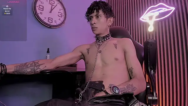 Maximoking26: διαδικτυακό σόου στην κάμερα