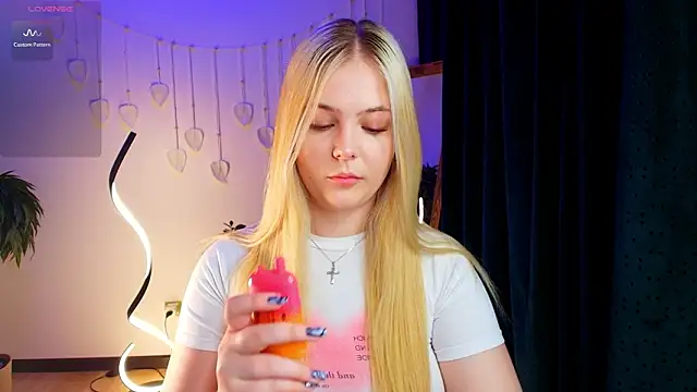 Elle_Funning's Live XXX Chat