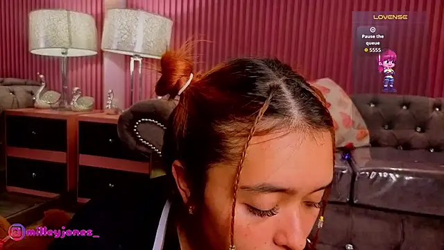 MilleyJones live XXX chat