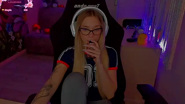 แชท XXX สดของ LilKittyX