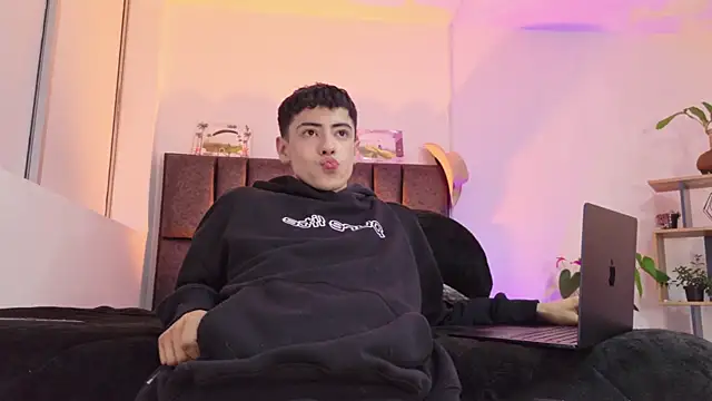 Sebastian_Reed Live XXX-Chat