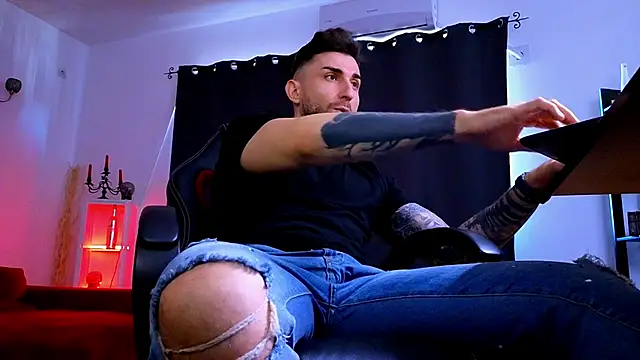 MightyAaron66's Live XXX Chat