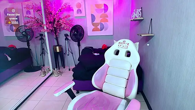 Maggy_t18 Chat XXX in diretta