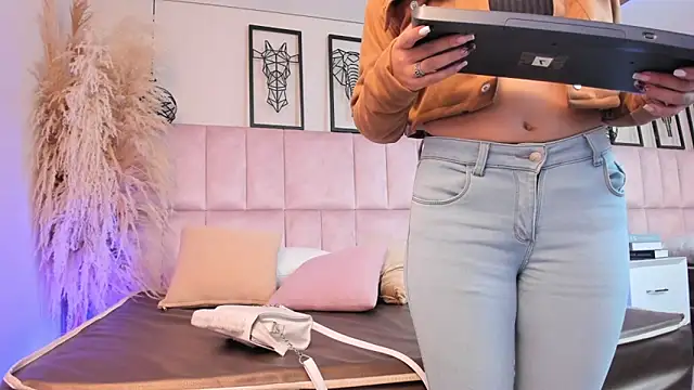 Charlotte_hall_ Adlı Modelin Canlı XXX Sohbeti