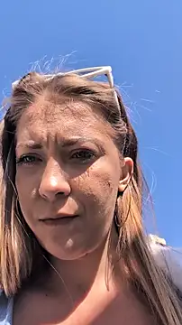 Risky_julia2330's Live XXX Chat