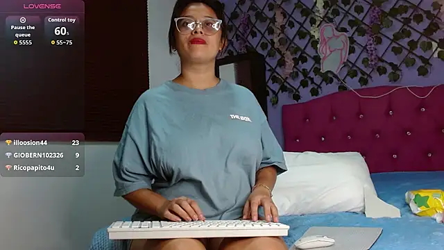 Sophie-Hot- Show in webcam