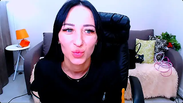 BURNING-BRUNETKA Live XXX-chat