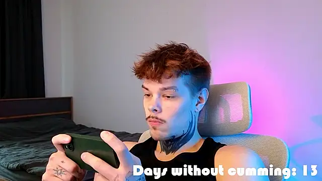 DENIS_HERE: διαδικτυακό σόου στην κάμερα