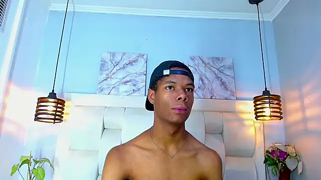 Show modela Santiago_Ortiz_ na web-kameri