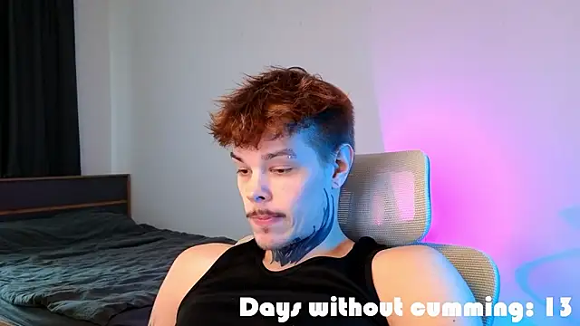 DENIS_HERE: διαδικτυακό σόου στην κάμερα