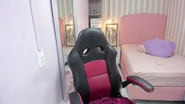 LORELAIGIVEN Adlı Modelin Canlı XXX Sohbeti