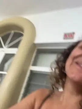 CurlyShakira: διαδικτυακό σόου στην κάμερα