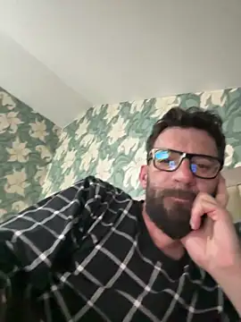 Michel_huge: διαδικτυακό σόου στην κάμερα