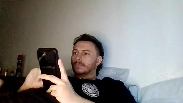 TallHungandCloudy69 Show in webcam