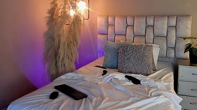 Show modela lore-curvy na web-kameri