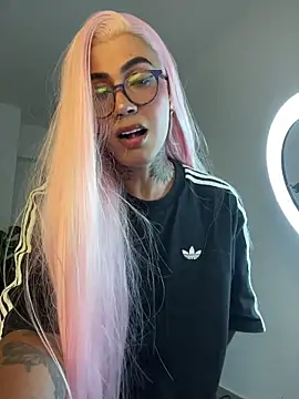 miss_tatiana_: διαδικτυακό σόου στην κάμερα