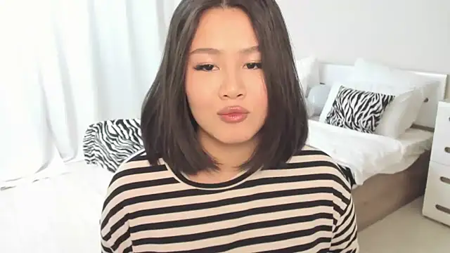 Brunette_Charm Adlı Modelin Canlı XXX Sohbeti