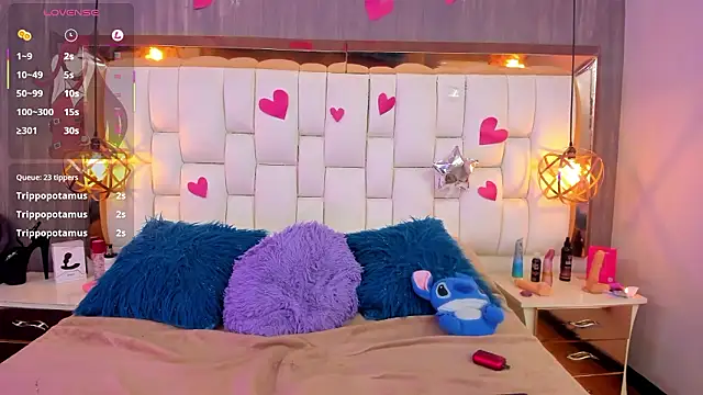 Foxxy_Doll Show in webcam