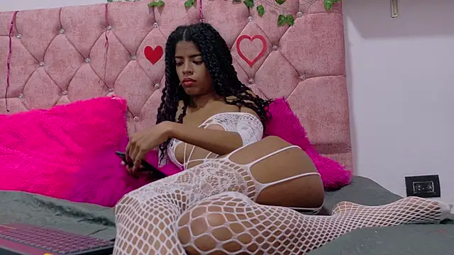 thianahorny Adlı Modelin Canlı XXX Sohbeti