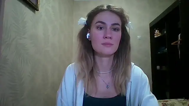 Show modela ElenoreHolguin na web-kameri