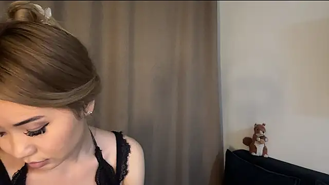 Ur_neighbor_Kira Show Webcam