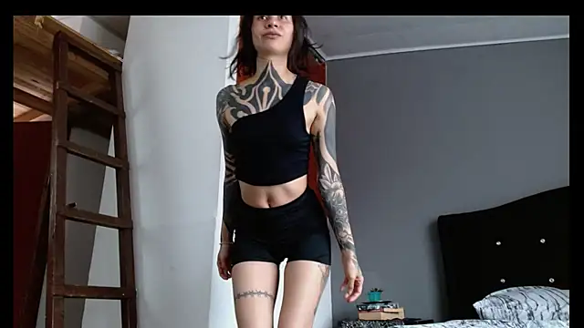 Emilia_1995 live XXX chat