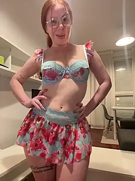 redheaddoll22's Live XXX Chat