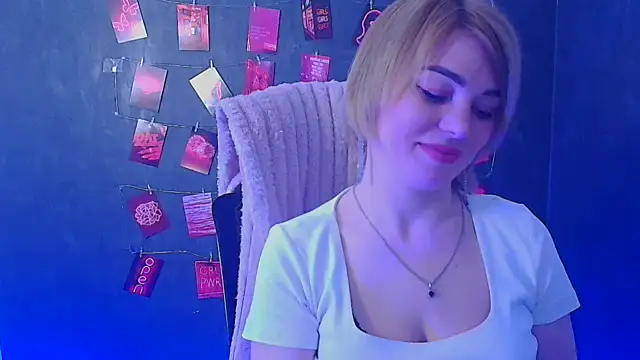 CuttieEmmaのライブXXXチャット