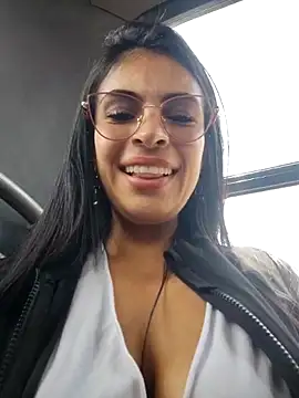 Astrid--: διαδικτυακό σόου στην κάμερα