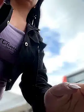 -Mia1 Adlı Modelin Canlı XXX Sohbeti