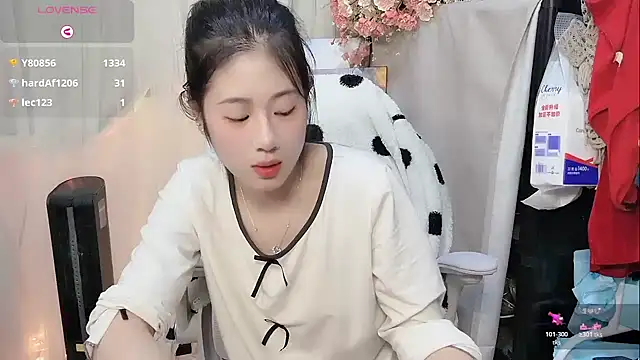 Yvonne-07 Show Webcam