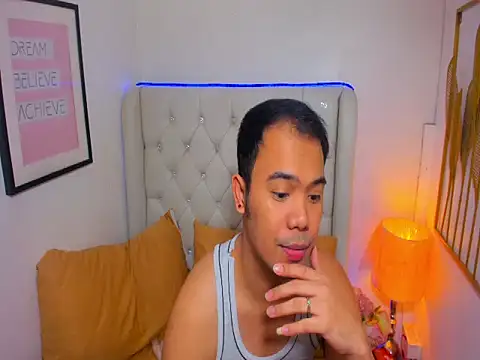 AsianZero: вебкам-шоу