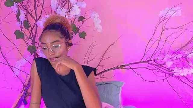 Charlotte_Love10 Adlı Modelin Canlı XXX Sohbeti