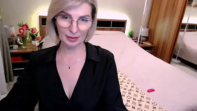 sensualEmilia 即時 XXX 聊天