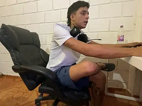 Max_TheHorseDick's Live XXX Chat