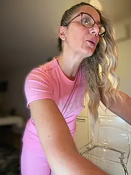 XXX chat uživo modela adya-aly