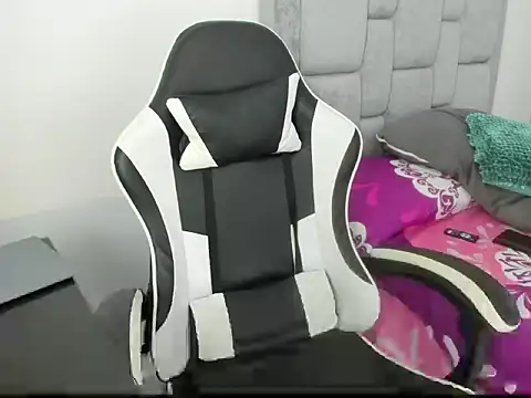 XXX chat uživo modela FredericSloan