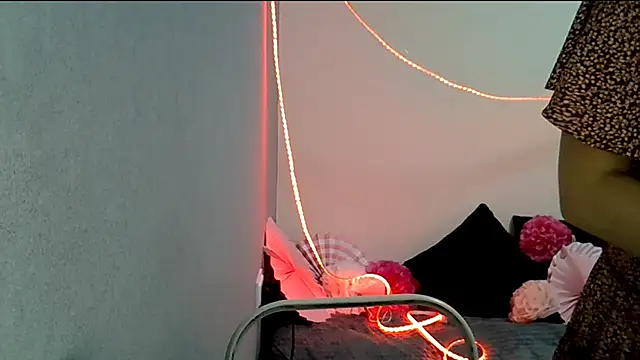 KiraHoney's Live XXX Chat