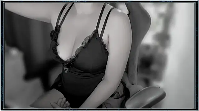 Chatroom XXX en direct de MonsteraWhite