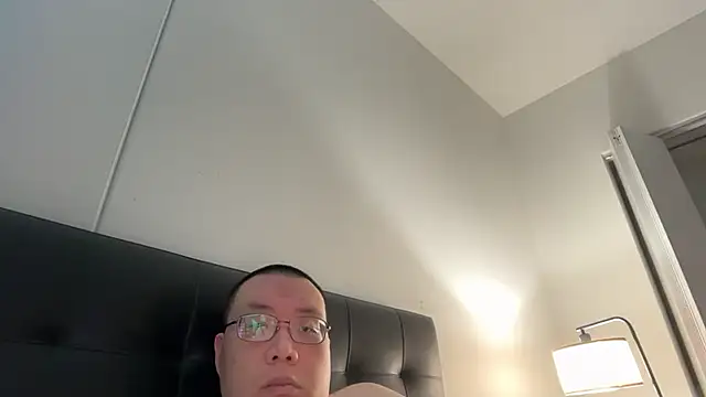 happynewyear111222's Live XXX Chat