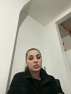 Pokazy przed kamerką – Giullyaxxx