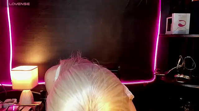 LovelyX0X0's Webcam Show