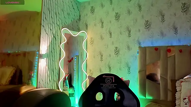 LIHIAN_TAY: διαδικτυακό σόου στην κάμερα