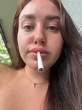 KiraSunshine: διαδικτυακό σόου στην κάμερα