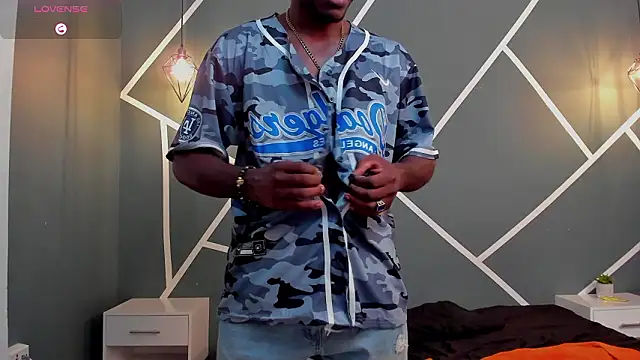 Chat +18 de Oliver_Laurent_ ao vivo