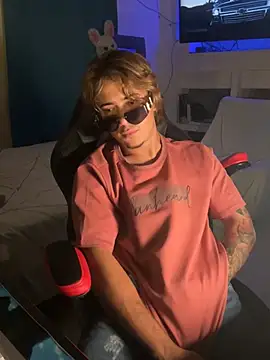 AngelLatinBoy Show in webcam