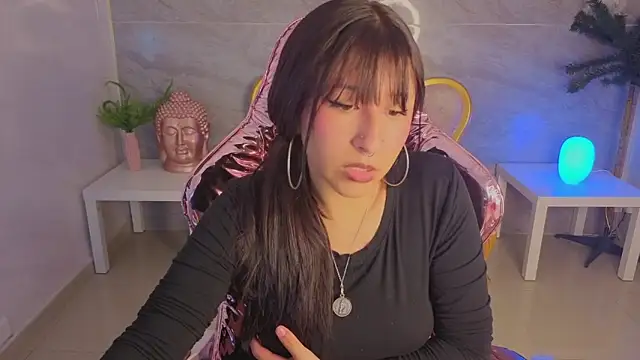 moraa_s: διαδικτυακό σόου στην κάμερα