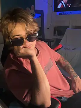 Show modela AngelLatinBoy na web-kameri