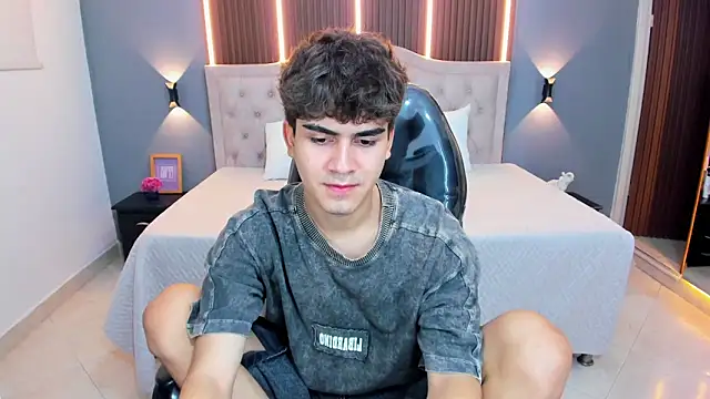 Tommy18__ Chat XXX in diretta