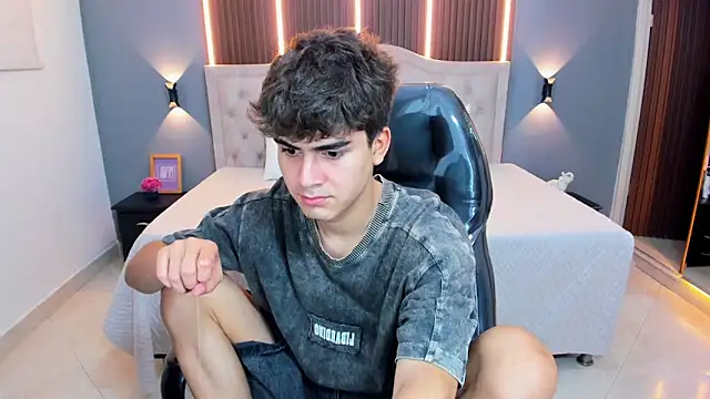 Tommy18__ 即時 XXX 聊天